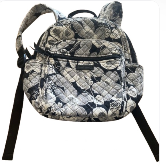 VERA BRADLEY BACKPACK NWOT BEAUTIFUL QUILTED BAG~NEVER USED - Picture 1 of 7